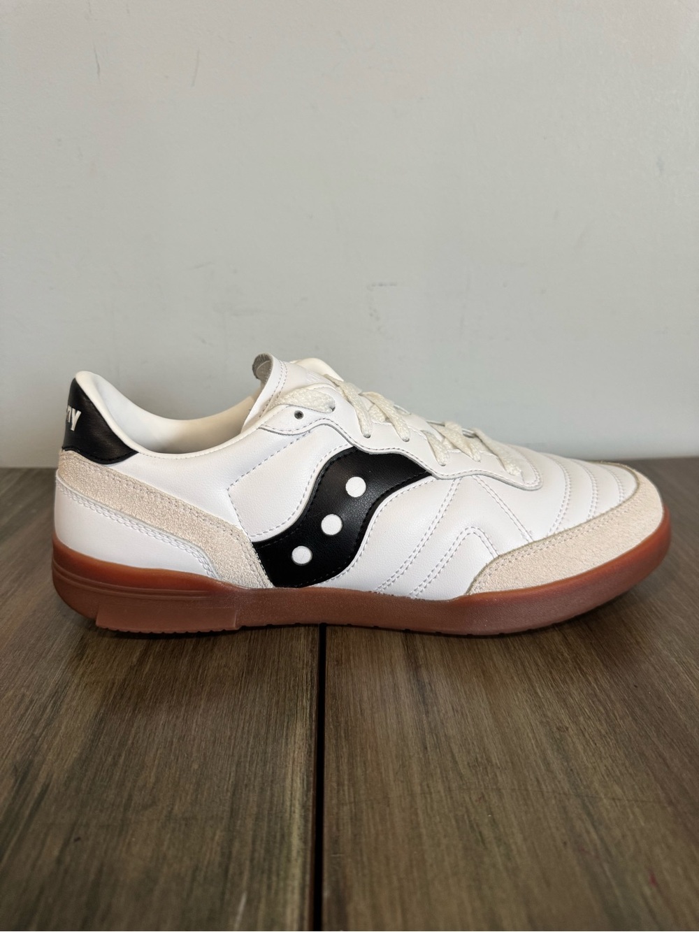 SAUCONY 586i LEATHER WHITE BLACK GUM INDOOR SOCCER SHOES